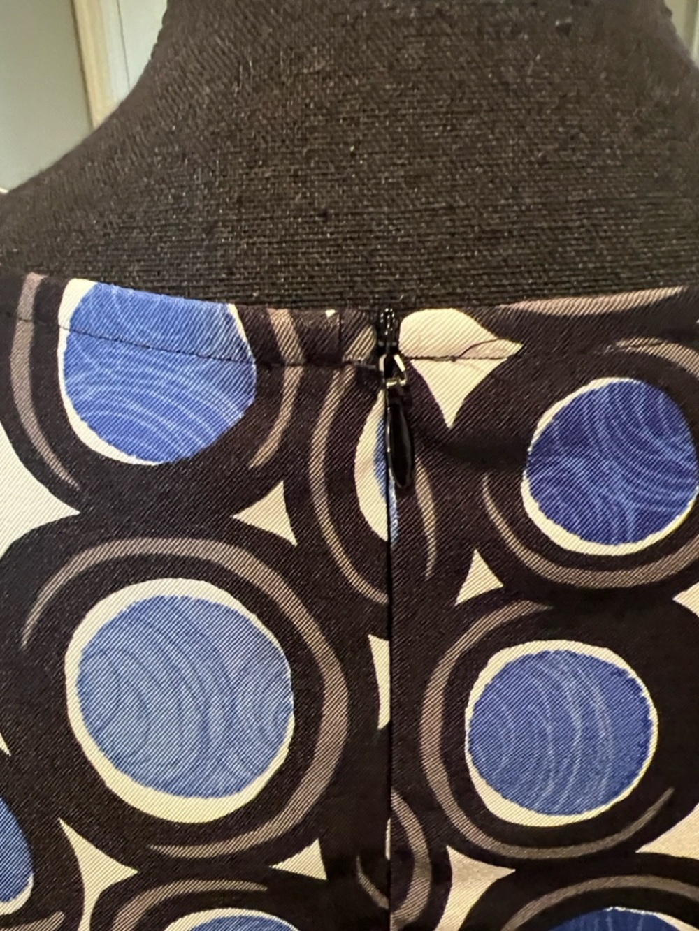 Cap-Sleeve Midi Dress in Blue & Black Circle Print - Picture 6 of 8